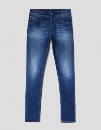 ДЪНКИ Dondup - UP168L DG6/800 ДЪНКИ - Деним - Състав: 100% Естествен Филц Цвят: Бордо Втален модел Ниска талия Изтъркан ефект Лого Dondup Произведено в Италия