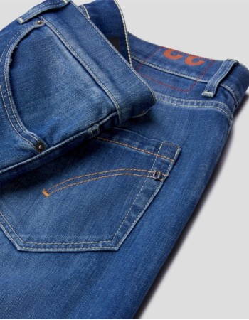 ДЪНКИ Dondup - UP168L DG6/800 ДЪНКИ - Деним - Състав: 100% Естествен Филц Цвят: Бордо Втален модел Ниска талия Изтъркан ефект Лого Dondup Произведено в Италия
