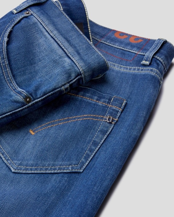 ДЪНКИ Dondup - UP168L DG6/800 ДЪНКИ - Деним - Състав: 100% Естествен Филц Цвят: Бордо Втален модел Ниска талия Изтъркан ефект Лого Dondup Произведено в Италия