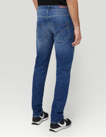 ДЪНКИ Dondup - UP168L DG6/800 ДЪНКИ - Деним - Състав: 100% Естествен Филц Цвят: Бордо Втален модел Ниска талия Изтъркан ефект Лого Dondup Произведено в Италия