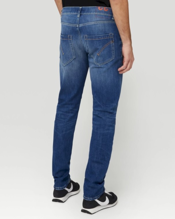 ДЪНКИ Dondup - UP168L DG6/800 ДЪНКИ - Деним - Състав: 100% Естествен Филц Цвят: Бордо Втален модел Ниска талия Изтъркан ефект Лого Dondup Произведено в Италия