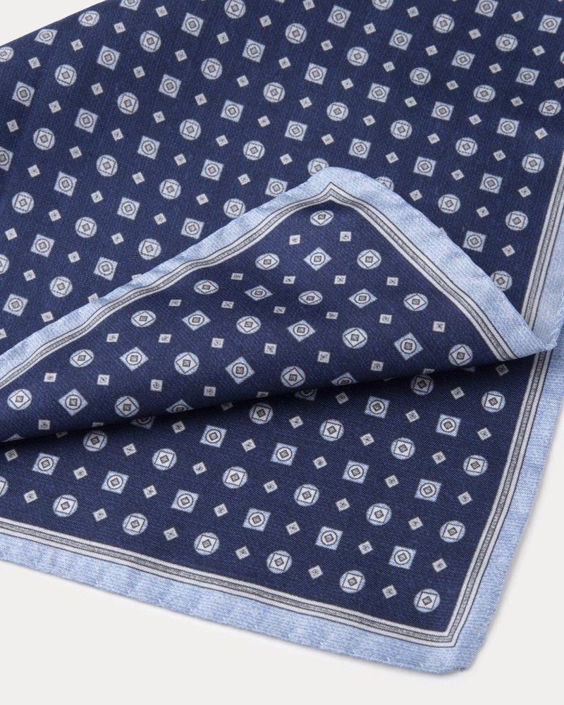 КЪРПА Hackett London OS, HM012462/595 КЪРПА, Вратовръзки & Ръкавели, 5059747285862 КЪРПА Hackett London - HM012462/595 КЪРПА - Вратовръзки & Ръкавели - Състав: 100% Коприна Цвят: Т.Синьо Графичен принт Ръчен подгъв