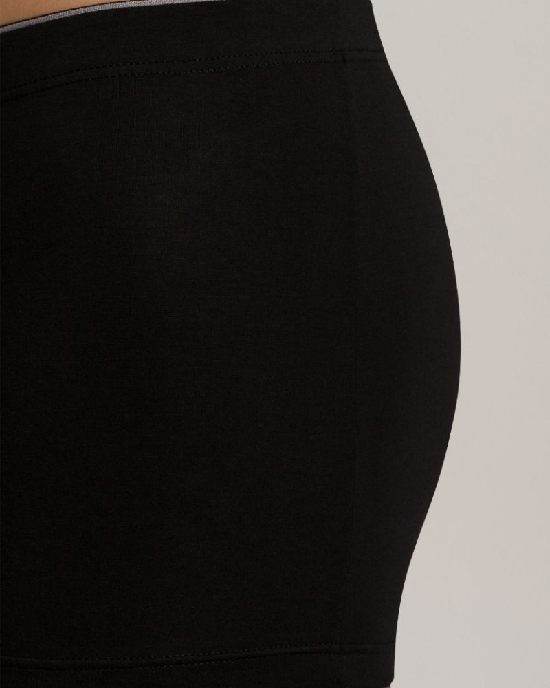 БОКСЕРКИ/COTTON SUPERIOR - БОКСЕРКИ/COTTON SUPERIOR -  - БоксеркиHANRO Цвят: черно Серия:COTTON SUPERIOR Състав: 93% памук, 7% еластан Фина материя от висок клас памук и еластан Скрит ластичен колан с надписHANROотвътре Моля имайте предвид, че всички прод